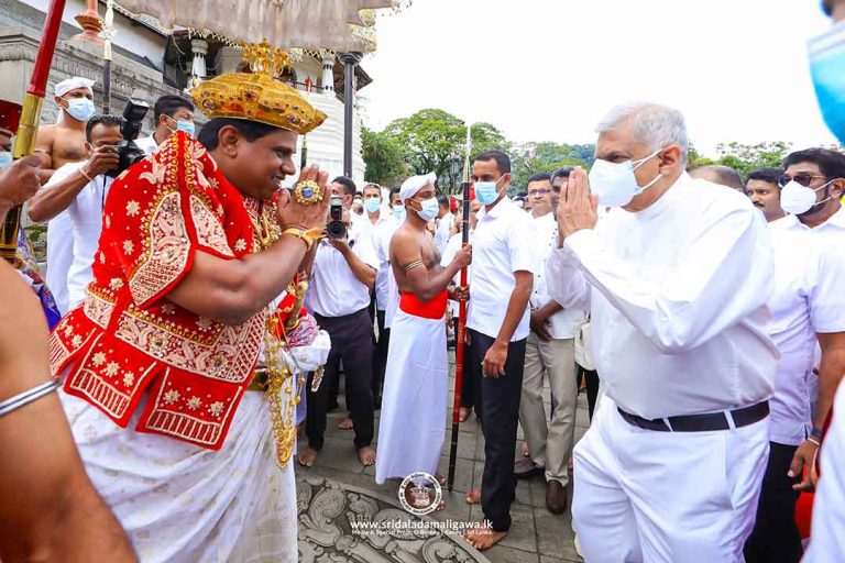 8th-executive-president-of-Sri-Lanka-visited-the-Temple-of-the-Sacred-Tooth-Relic