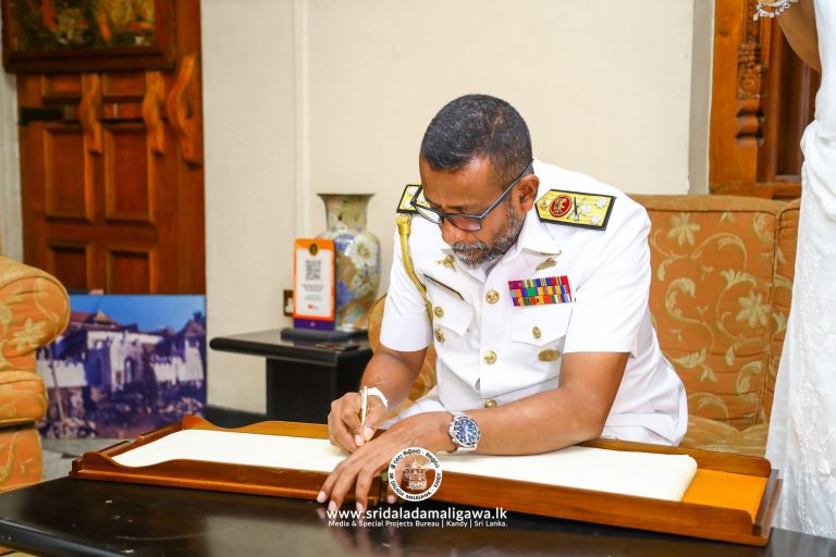 Commander of Sri Lanka Navy, Visited Sri Dalada Maligawa 02
