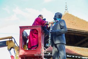 Mahamanya-D.A.-Offering-flowers-to-the-statue-of-Mr.-Senanayake-02