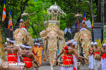 The-annual-Vesak-procession-Sri-Dalada-maligawa-04