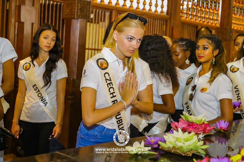 'Miss-World-Tourism'-Arrived-at-the-Sri-Dalada-Maligawa-01