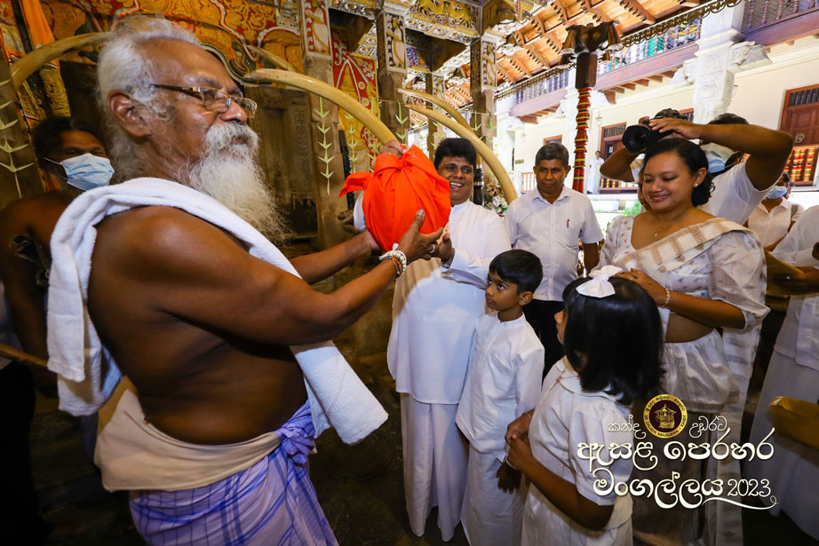 The greatest offering to the Sacred Tooth Relic by the indigenous community. It is an ancient custom to offer (pooja) the best honey taken from the jungles to the Sacred Tooth Relic on the first day of Randoli Procession.